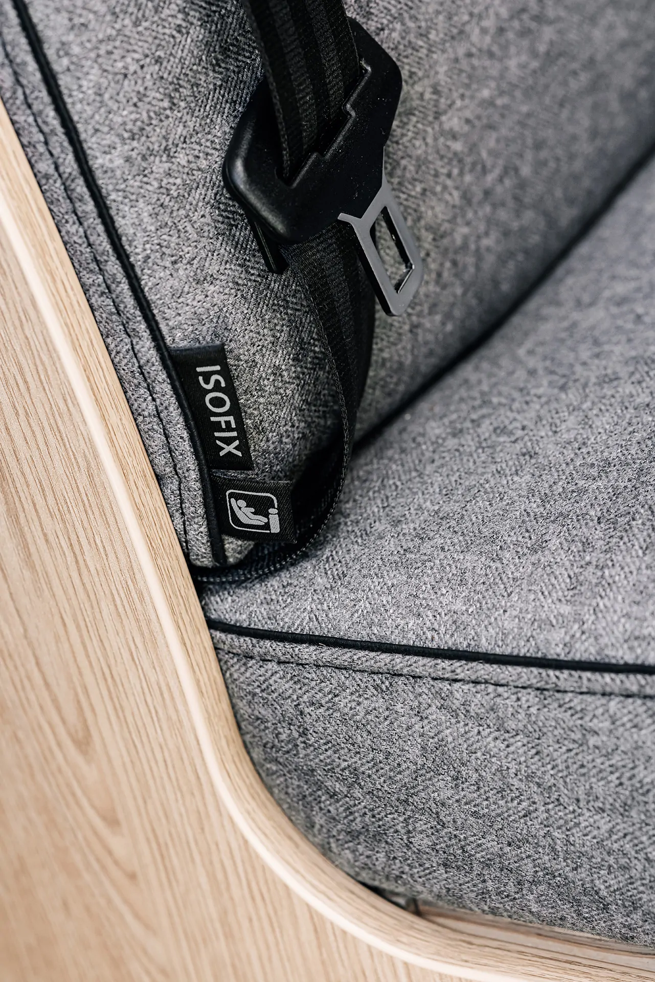 Grau bezogener Autositz mit Isofix-Halterung.