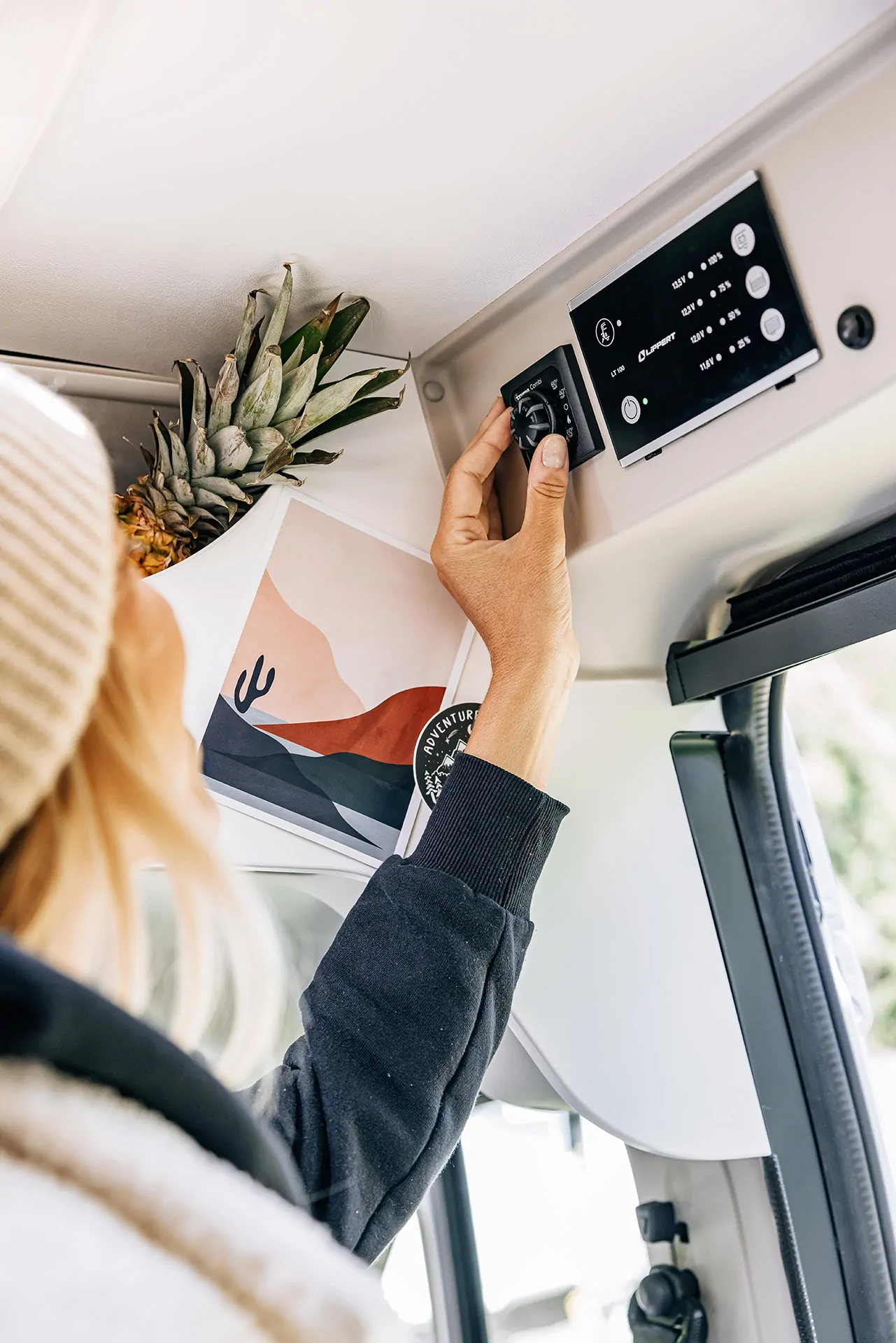 Eine Person stellt das Bedienpanel in einem Sunlight Cliff Camper ein.