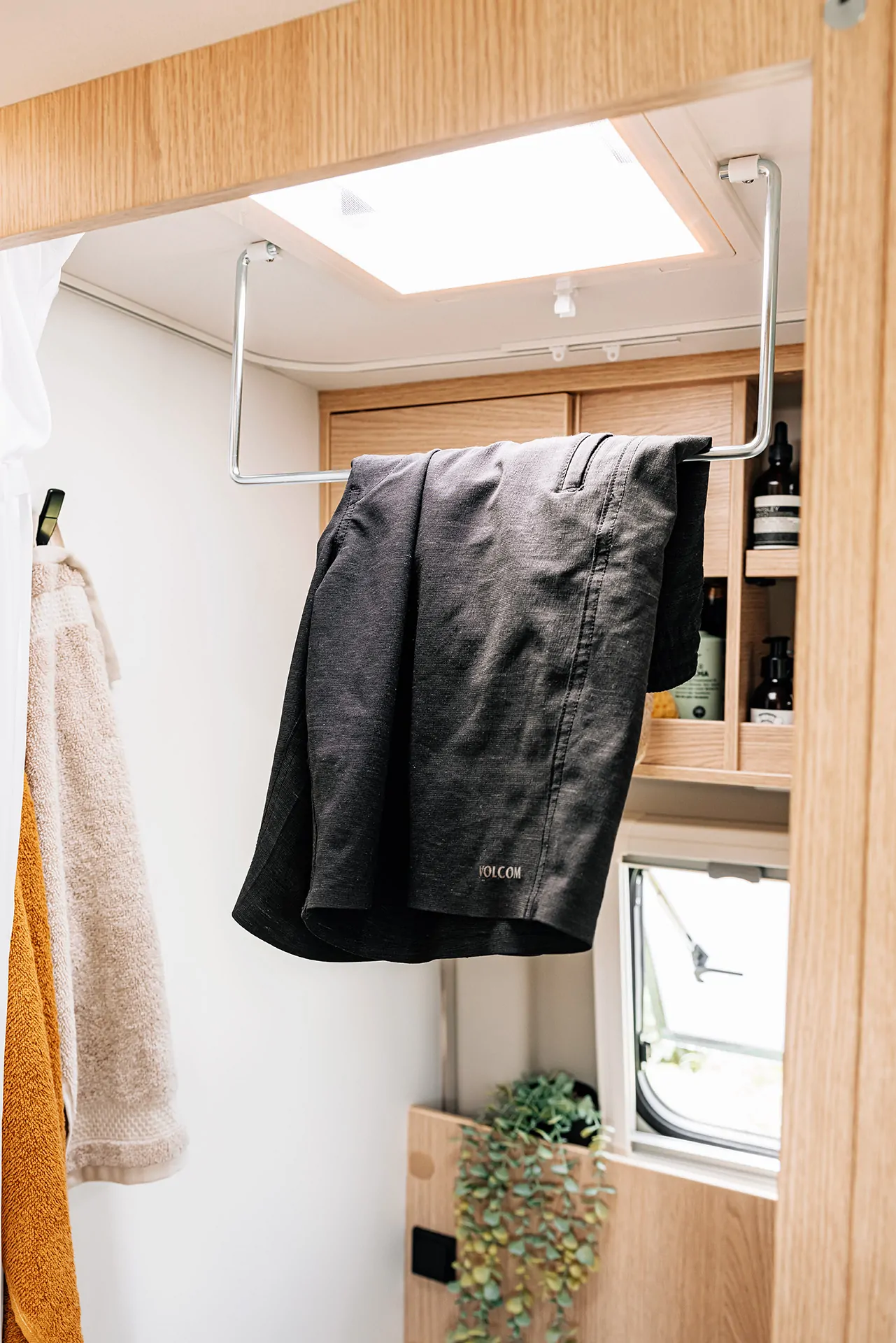 Kleiderstange mit Hose in einem Sunlight Cliff Camper.