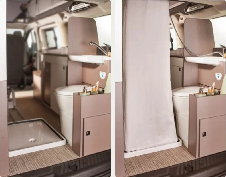 Innenansicht eines Wohnmobils mit Badbereich, Dusche und Toilette.