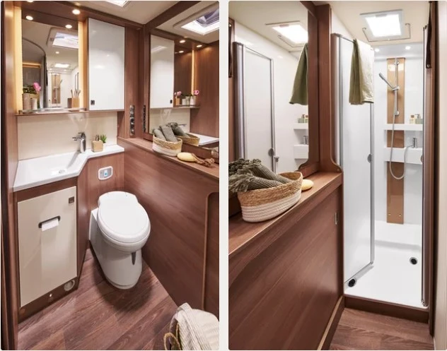 Innenansicht eines modernen Wohnmobil-Badezimmers mit Toilette, Waschbecken und Dusche.