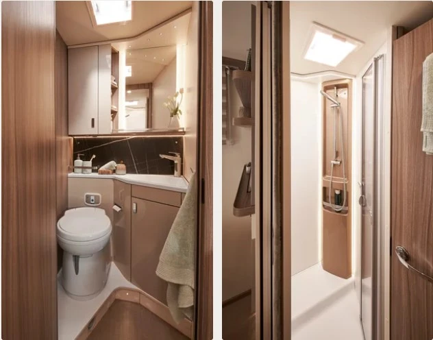 Innenansicht eines modernen Wohnmobil-Badezimmers mit Toilette, Waschbecken und Dusche.