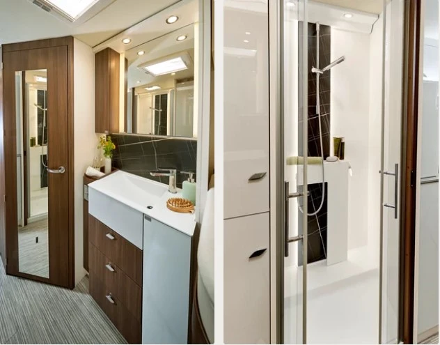 Ein modernes Wohnmobil-Badezimmer mit Waschbecken, Spiegel und separater Duschkabine.