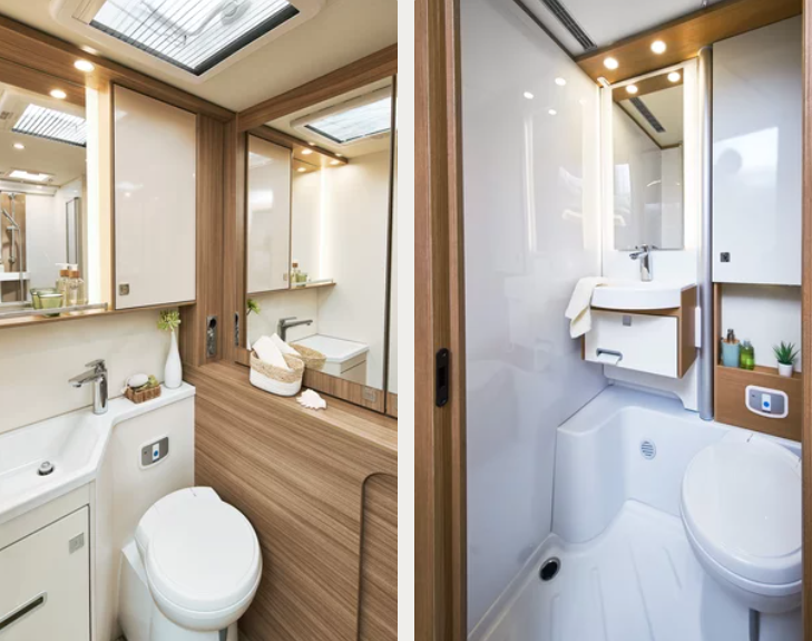 Innenansicht eines modernen Wohnmobilbads mit Toilette, Waschbecken und Spiegel.