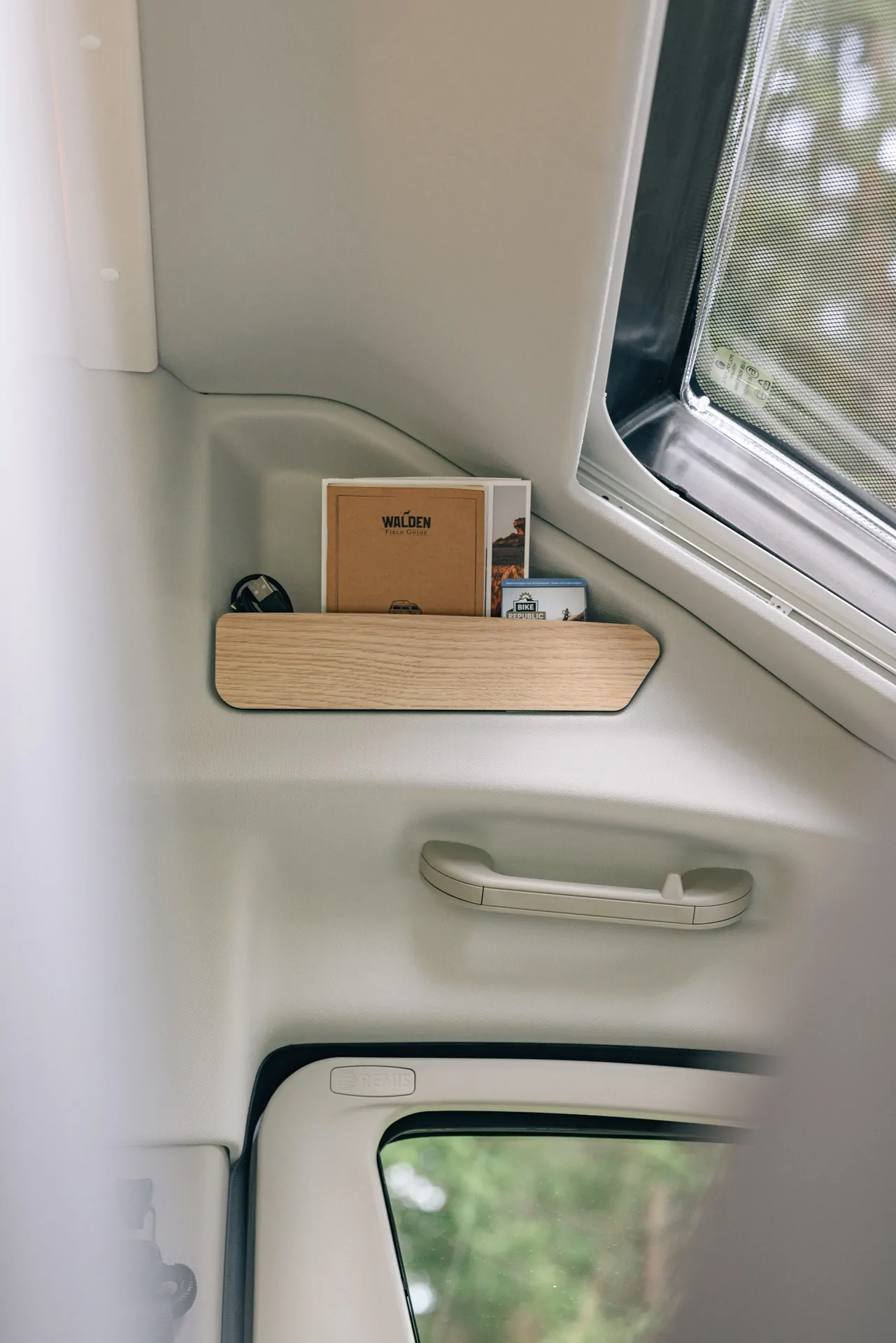 Ein Regal mit Zeitschriften und einem Schlüssel in einem Camper.