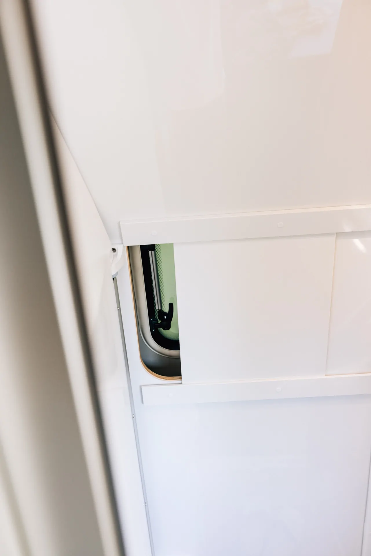 Ein Schiebefenster in einem Cliff X Wohnmobil.