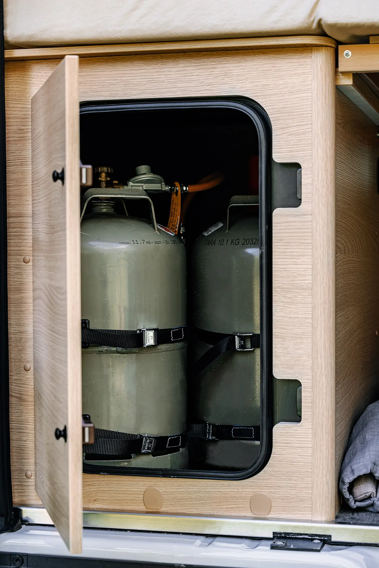 Gaskasten mit zwei gesicherten Gasflaschen in einem Camper.
