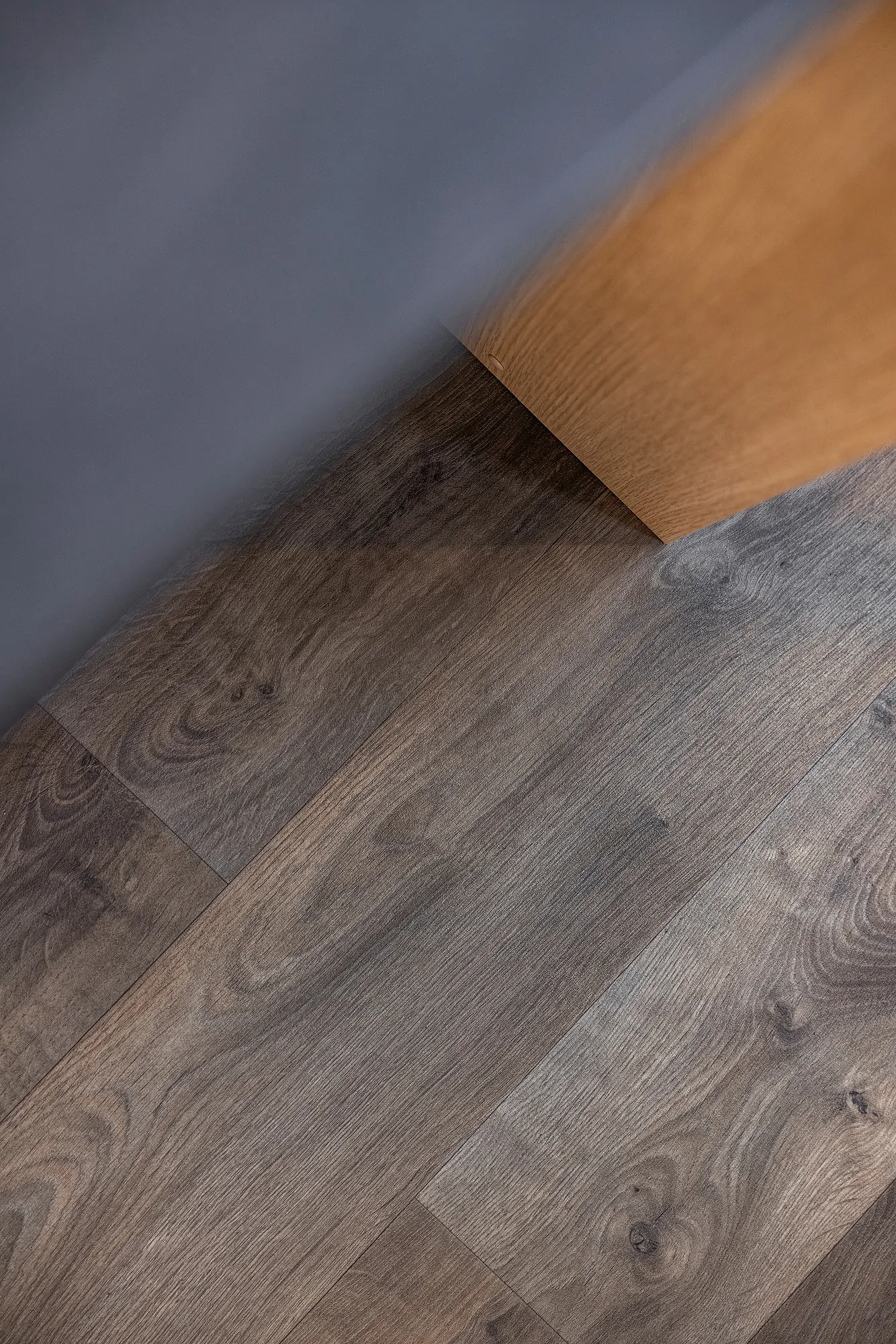 Holzfußboden mit natürlicher Maserung.