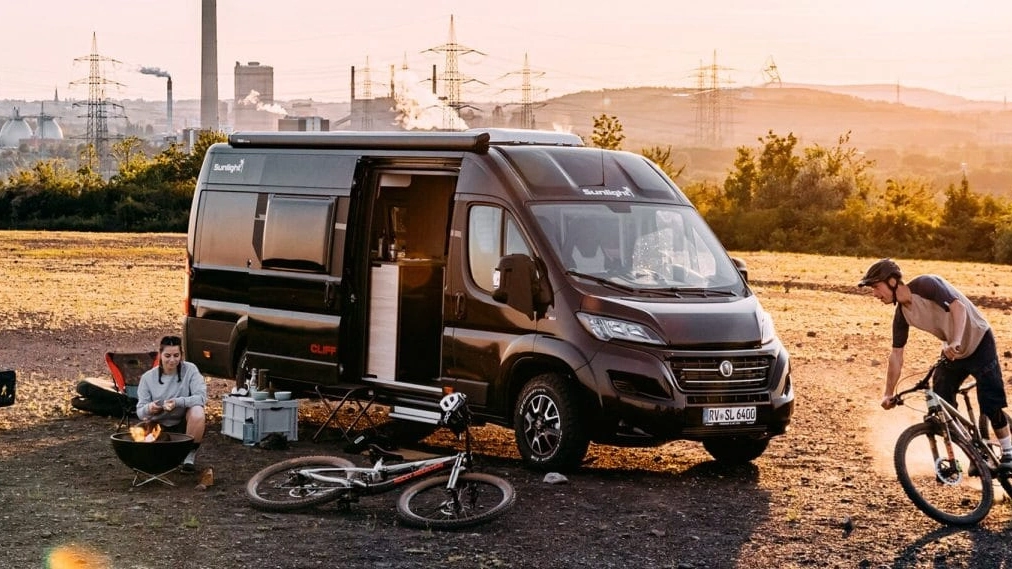 Ein Sunlight Cliff 600 Camper steht auf einem Feld.