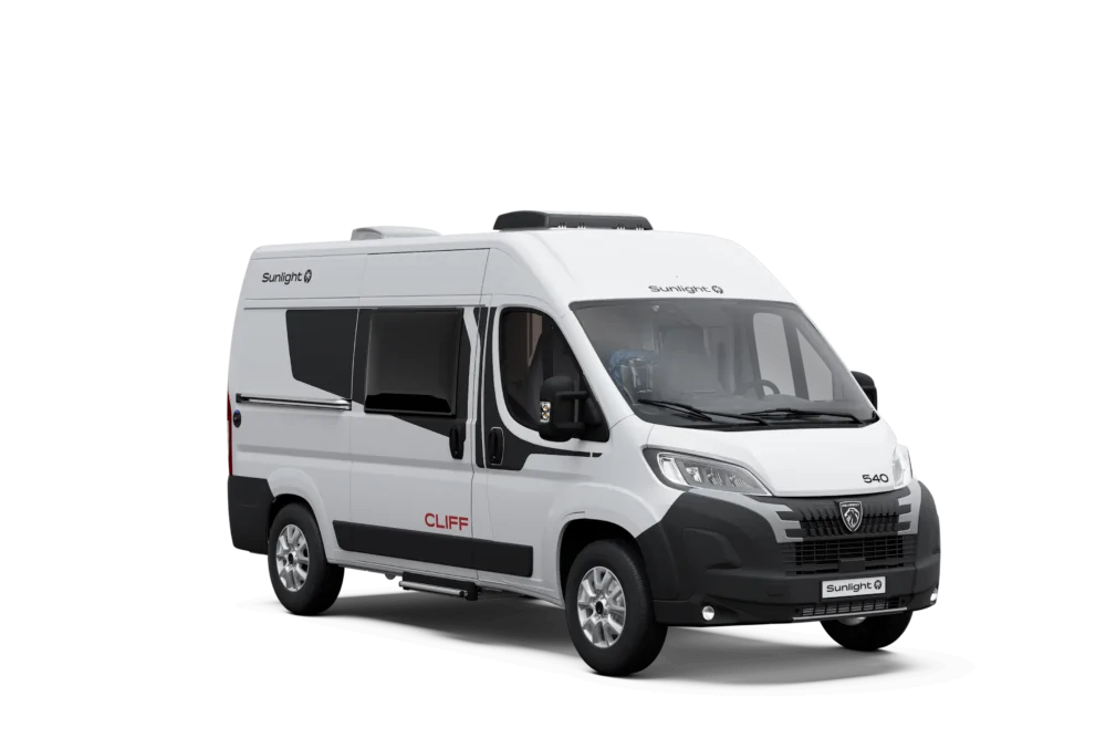 Ein weißer Sunlight Cliff 540 Campervan von vorne seitlich.