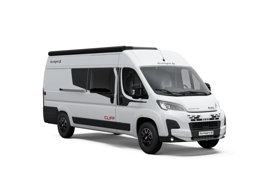 Weißer Sunlight Cliff 640 Campervan von vorne rechts.