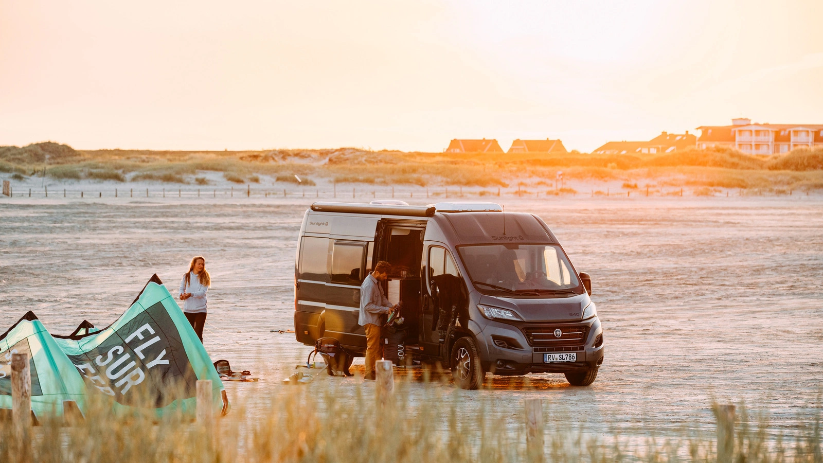 Ein Sunlight Cliff 640 Campervan steht am Strand