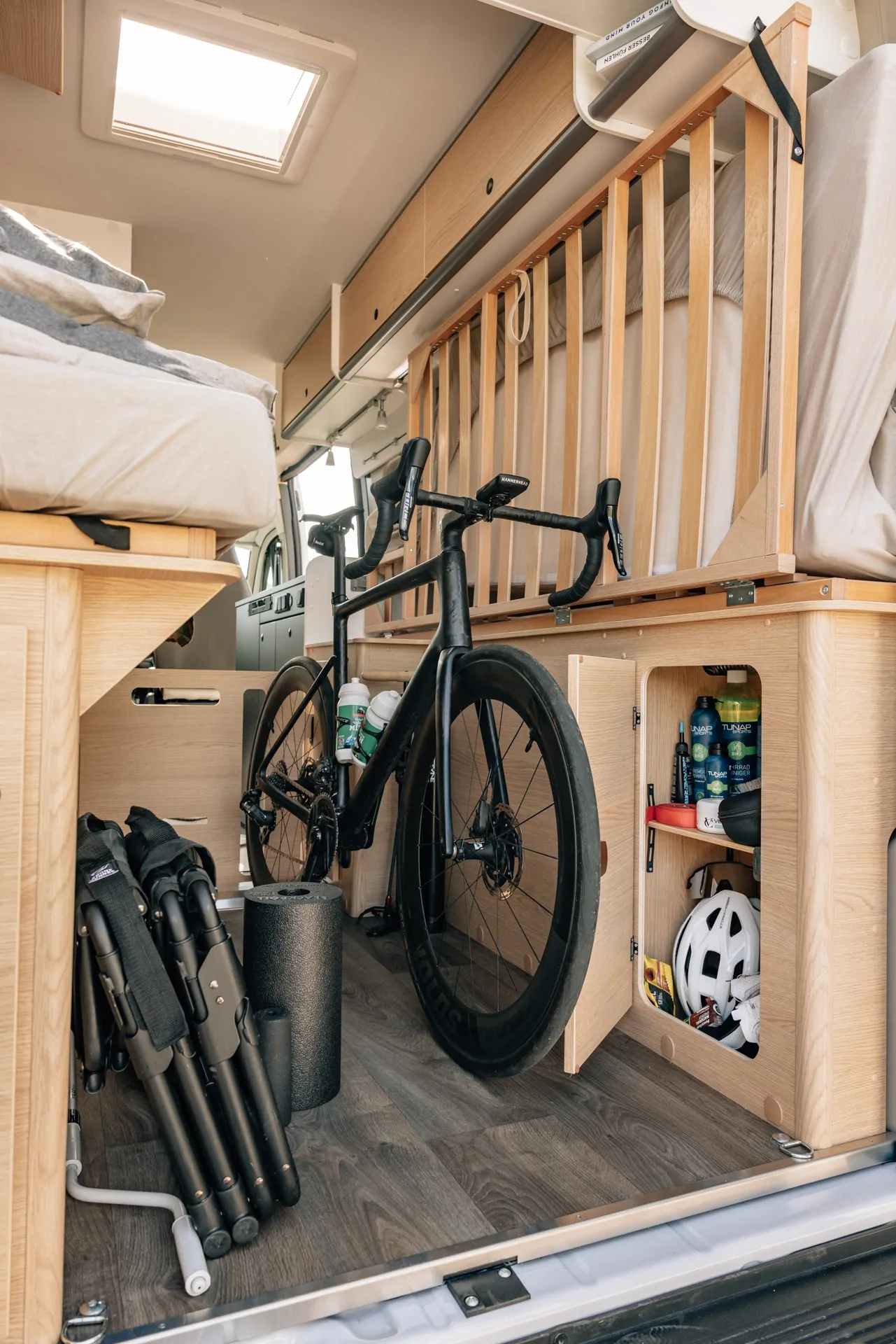 Innenraum eines Sunlight Cliff X 2024 Campers mit Fahrrad und Stauraum.