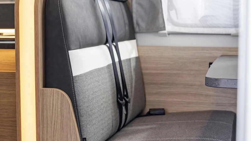 Sitzecke im Sunlight 2020 T67S Wohnmobil mit grauen und schwarzen Polstern.