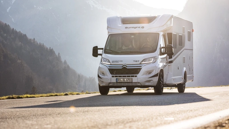 Wohnmobil Sunlight T67 Adventure Edition auf einer Bergstraße.
