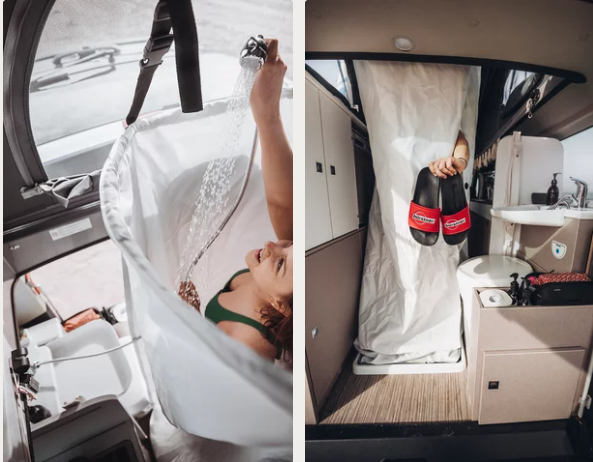 Eine Person duscht in einem Camper mit einer tragbaren Dusche.