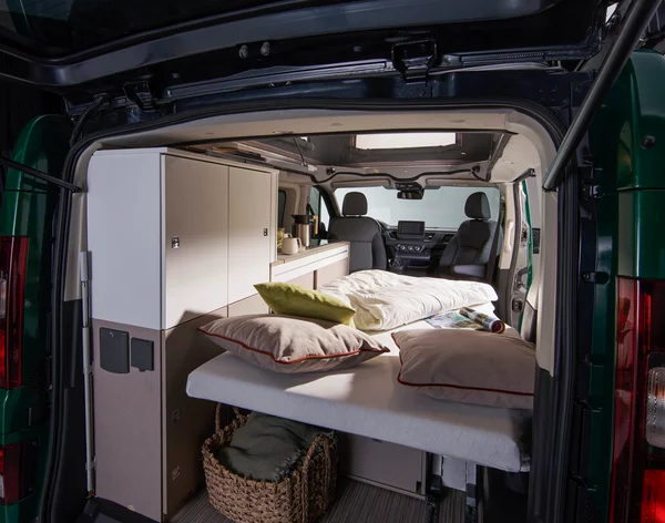 Innenansicht eines Bürstner Playa C500 Wohnmobils mit Bett, Sitzbereich und Schränken.