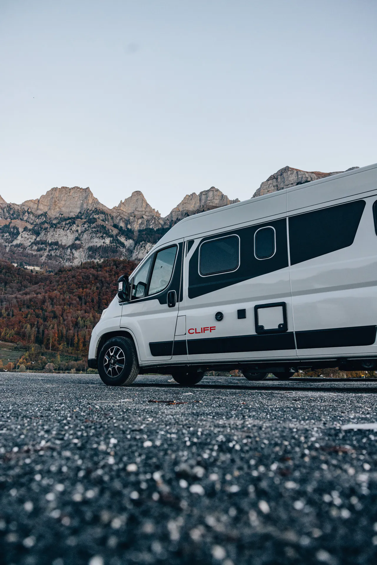 Wohnmobil Sunlight Cliff vor einer Berglandschaft.