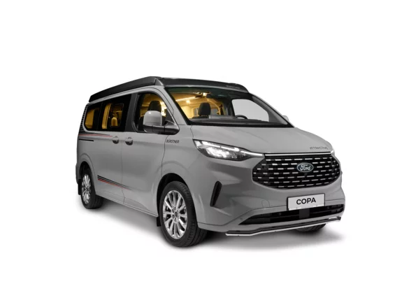 Ein grauer Ford Transit Custom Campervan mit geöffnetem Dach.