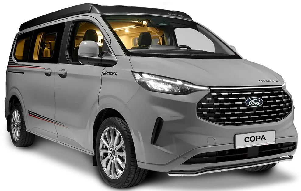 Ein Bürstner Copa Campervan basierend auf einem Ford-Modell mit beleuchtetem Innenraum.