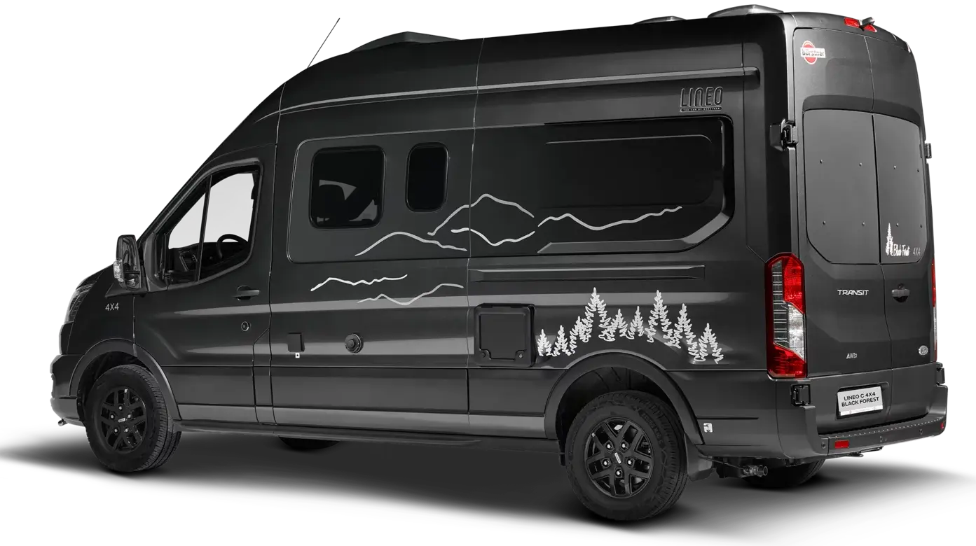 Schwarzer Lineo C 4x4 Camper mit Wald- und Bergmotiven an der Seite.