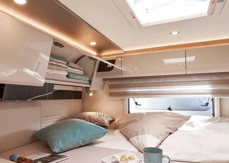 Innenansicht eines Bürstner Lyseo I Wohnmobils mit gemütlichem Bett und Stauraum.
