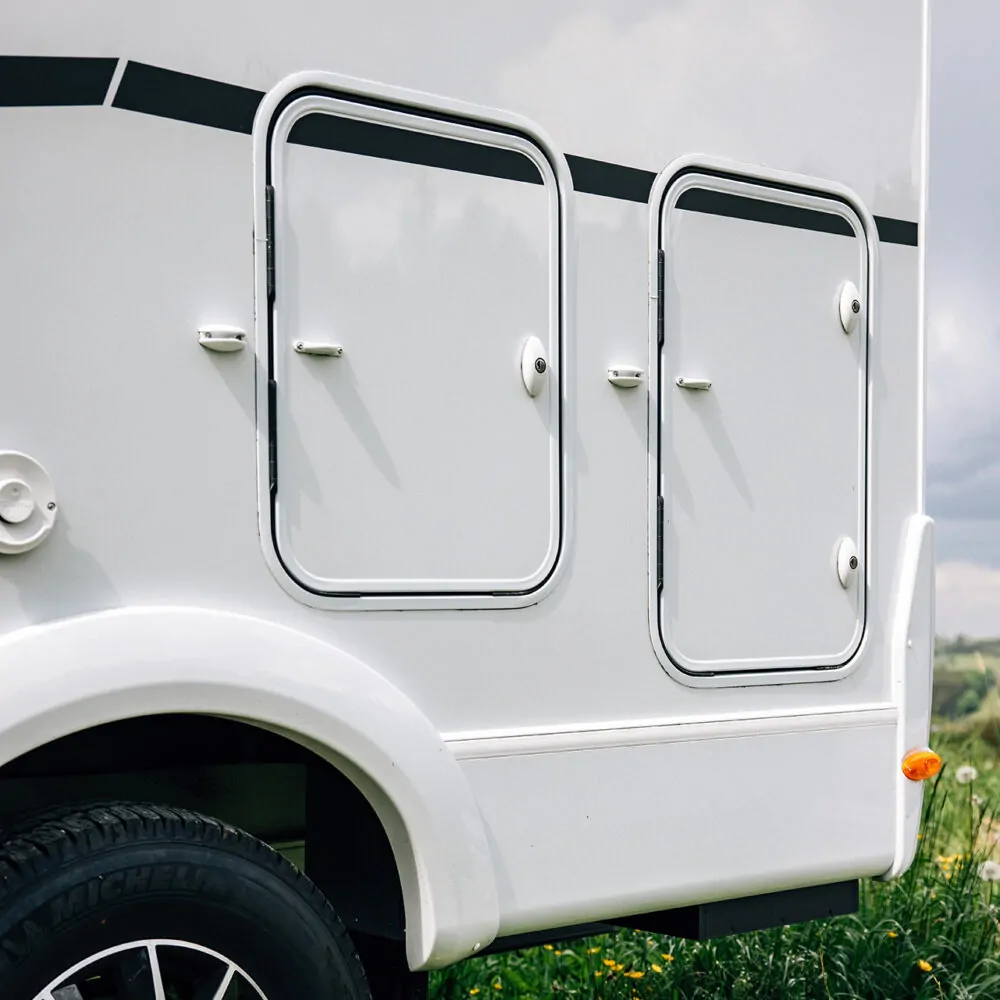 Seitenansicht eines Wohnmobils mit zwei quadratischen Staufächern.