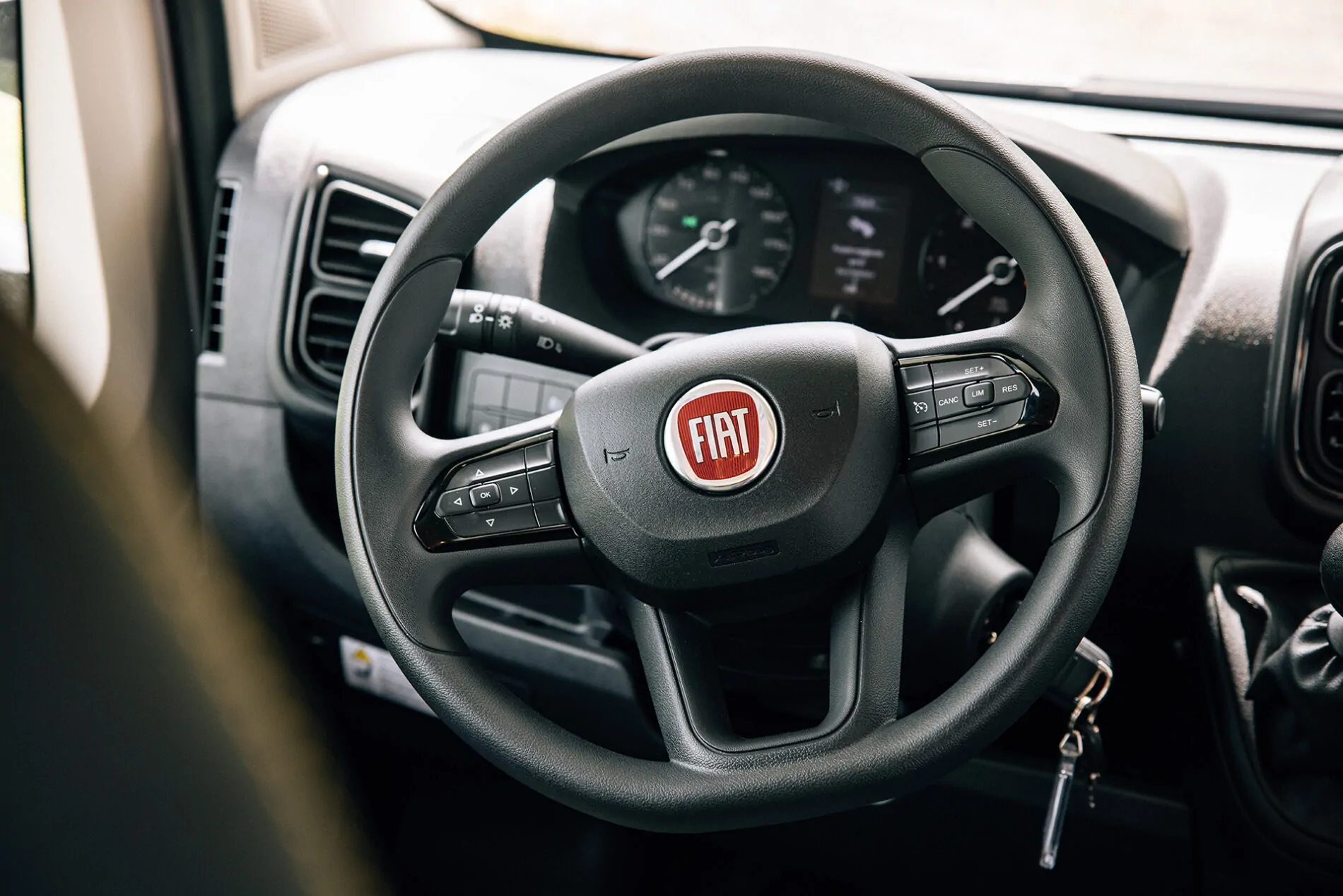 Lenkrad eines Fiat-Fahrzeugs mit Bedienelementen.