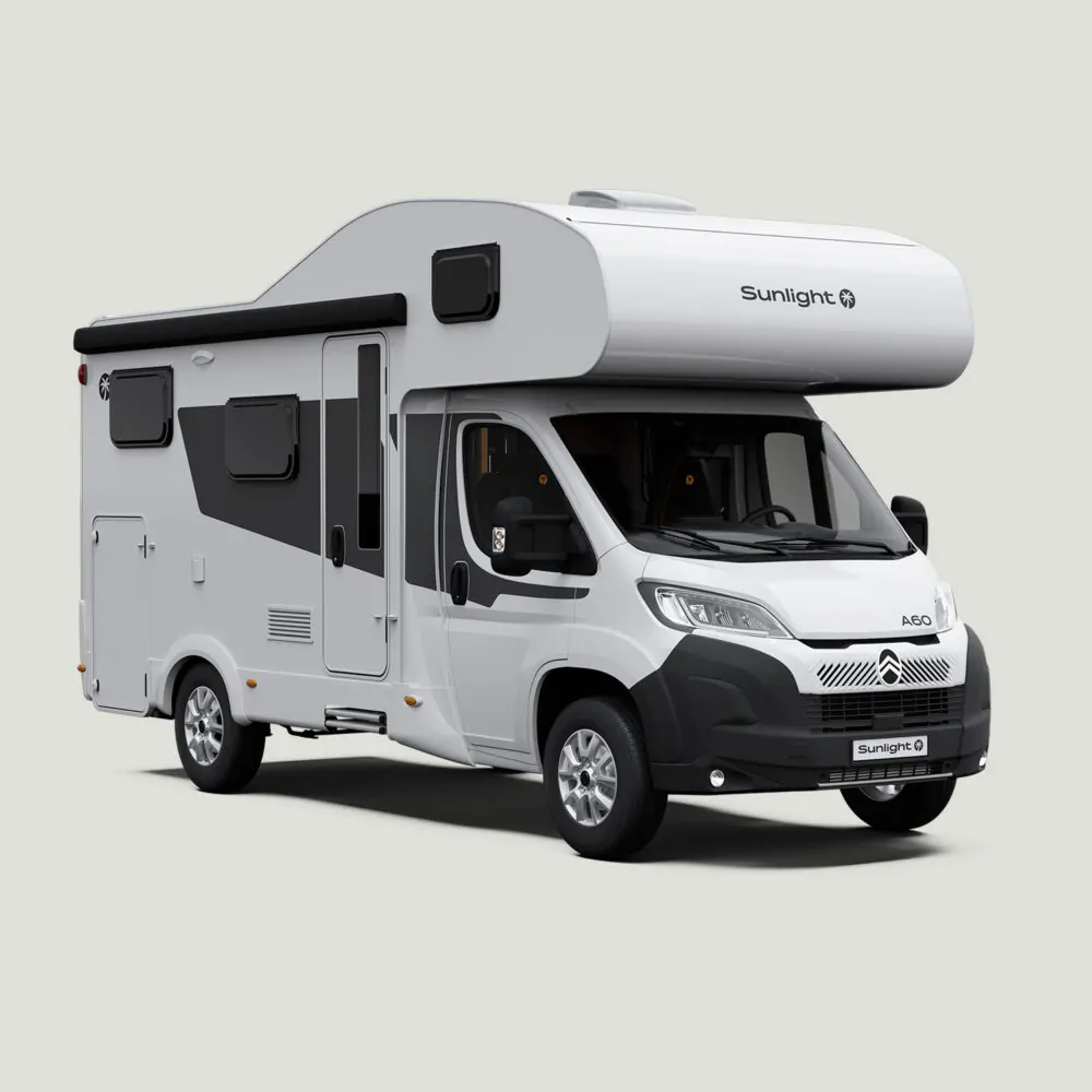 Ein weißes Sunlight A60 Alkoven-Wohnmobil steht auf einem neutralen Hintergrund.
