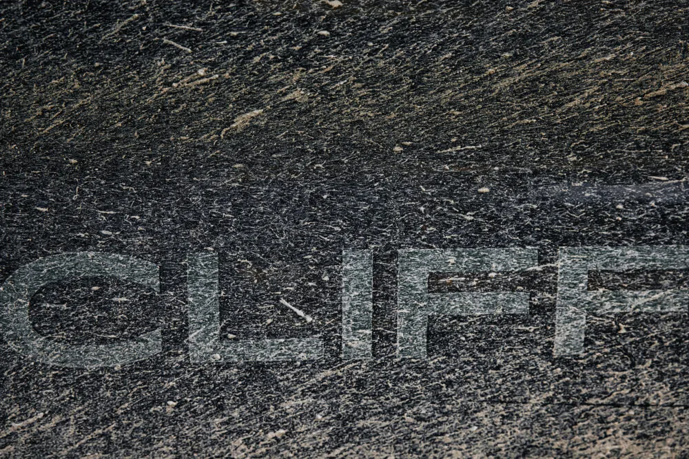 Schwarzer Hintergrund mit dem Schriftzug "CLIFF" in großen, transparenten Buchstaben.