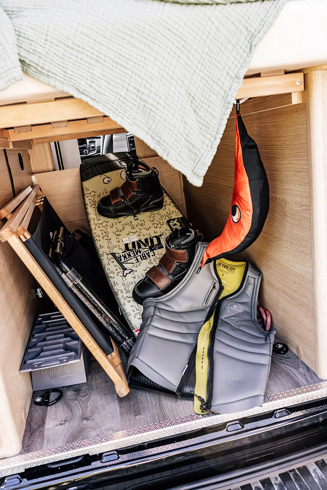 Stauraum eines Cliff 4x4 Campers mit Surfbrett, Neoprenanzug und Ausrüstung.