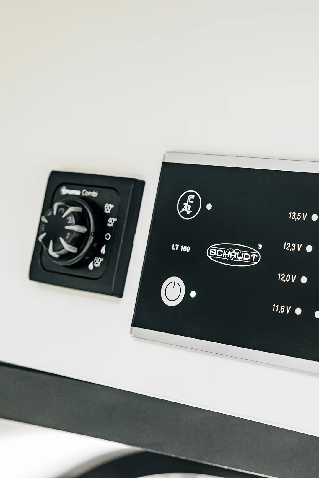 Bedienpanel mit Drehregler der Marke Truma Combi und Schaudt LT 100.