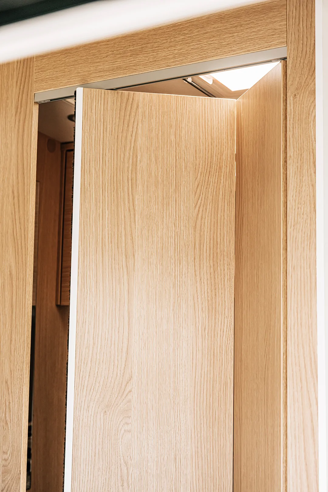 Holzschiebetür in einem Wohnmobil.