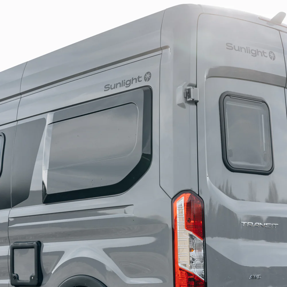 Außenansicht eines grauen Sunlight Campervans mit Fenstern und Rücklicht.