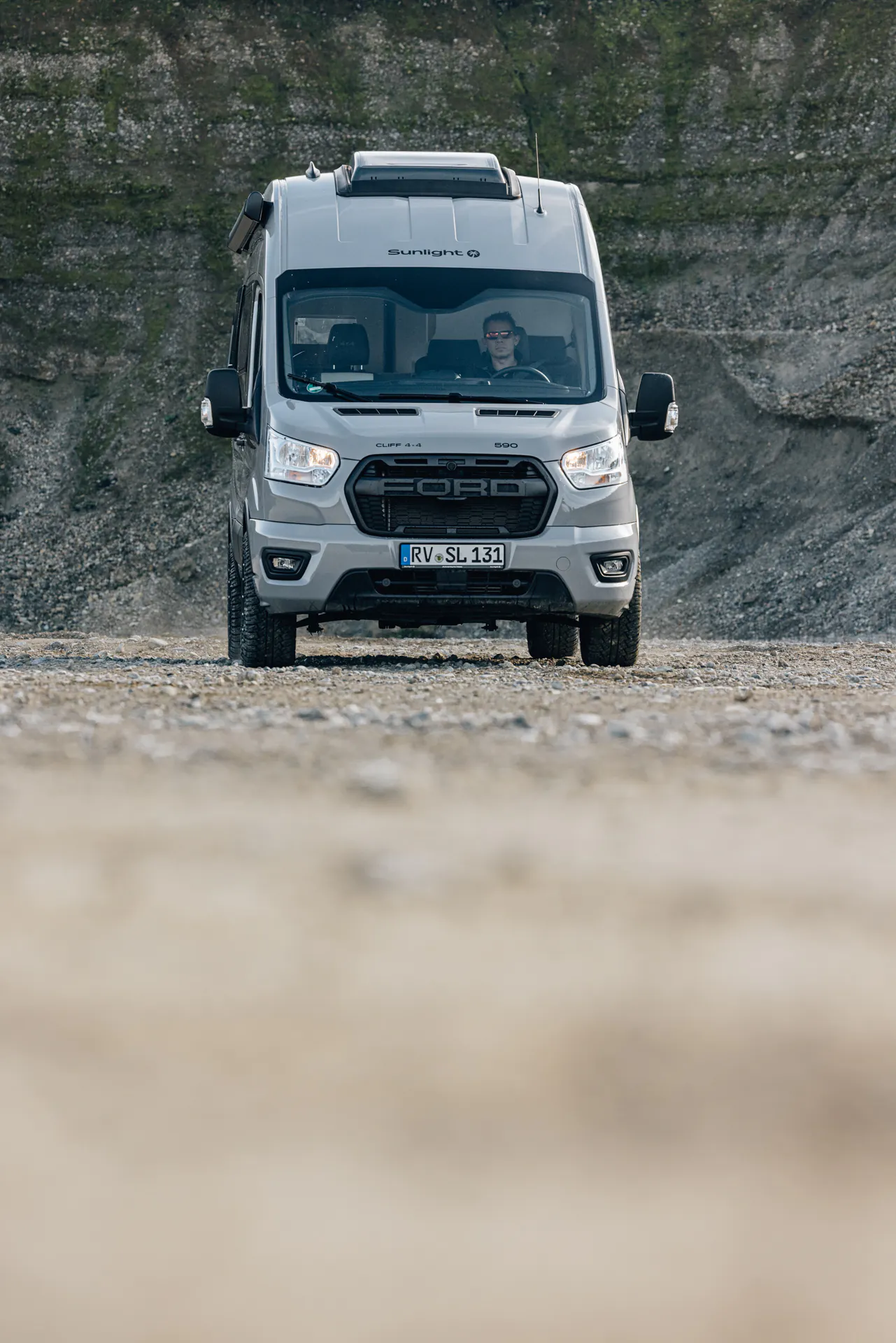 Ein Sunlight Cliff 4x4 Camper fährt auf einer steinigen Oberfläche.