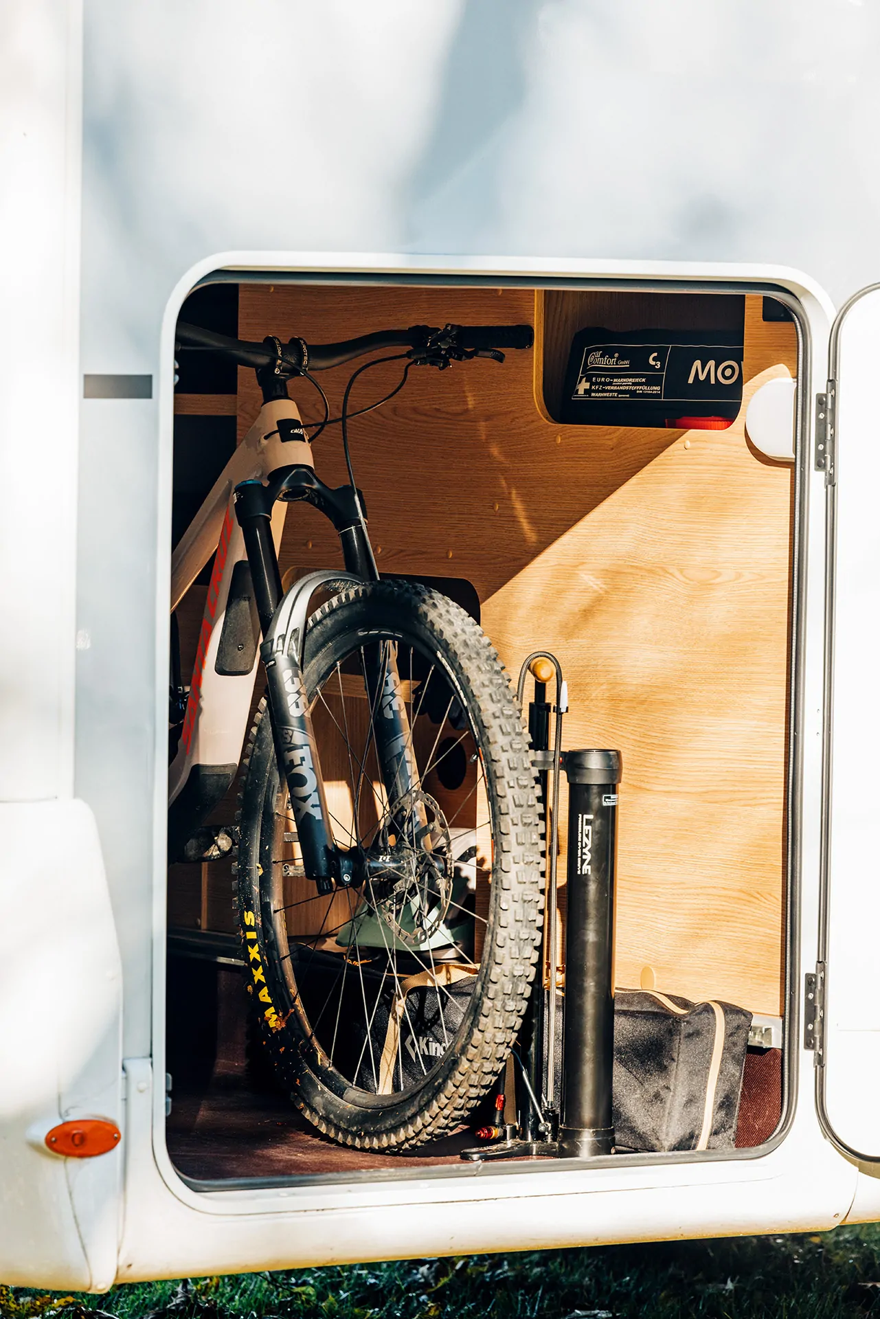 Ein Fahrrad steht in der Heckgarage eines Wohnmobils.