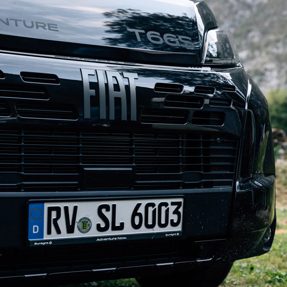 Frontansicht eines Fiat T66S Wohnmobils mit deutschem Kennzeichen.