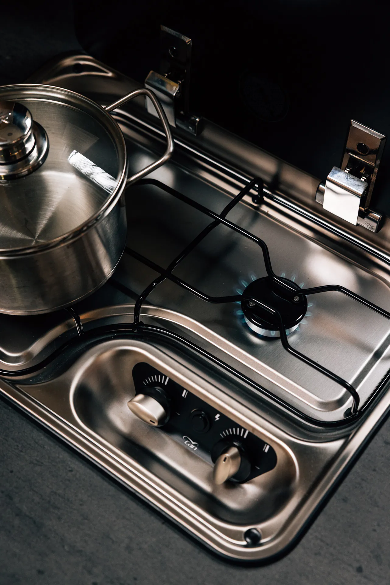 Gasherd mit einem Topf auf einer der Flammen.