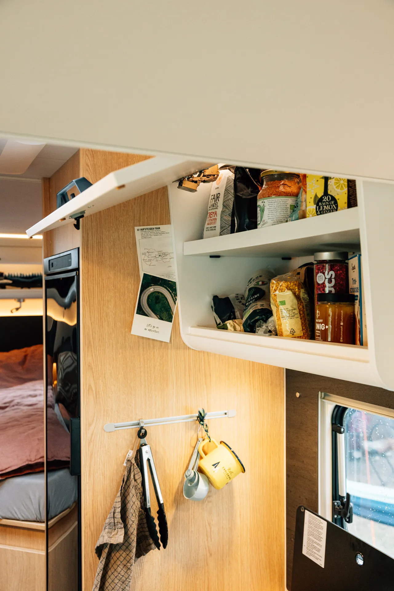 Offener Küchenschrank in einem teilintegrierten Wohnmobil