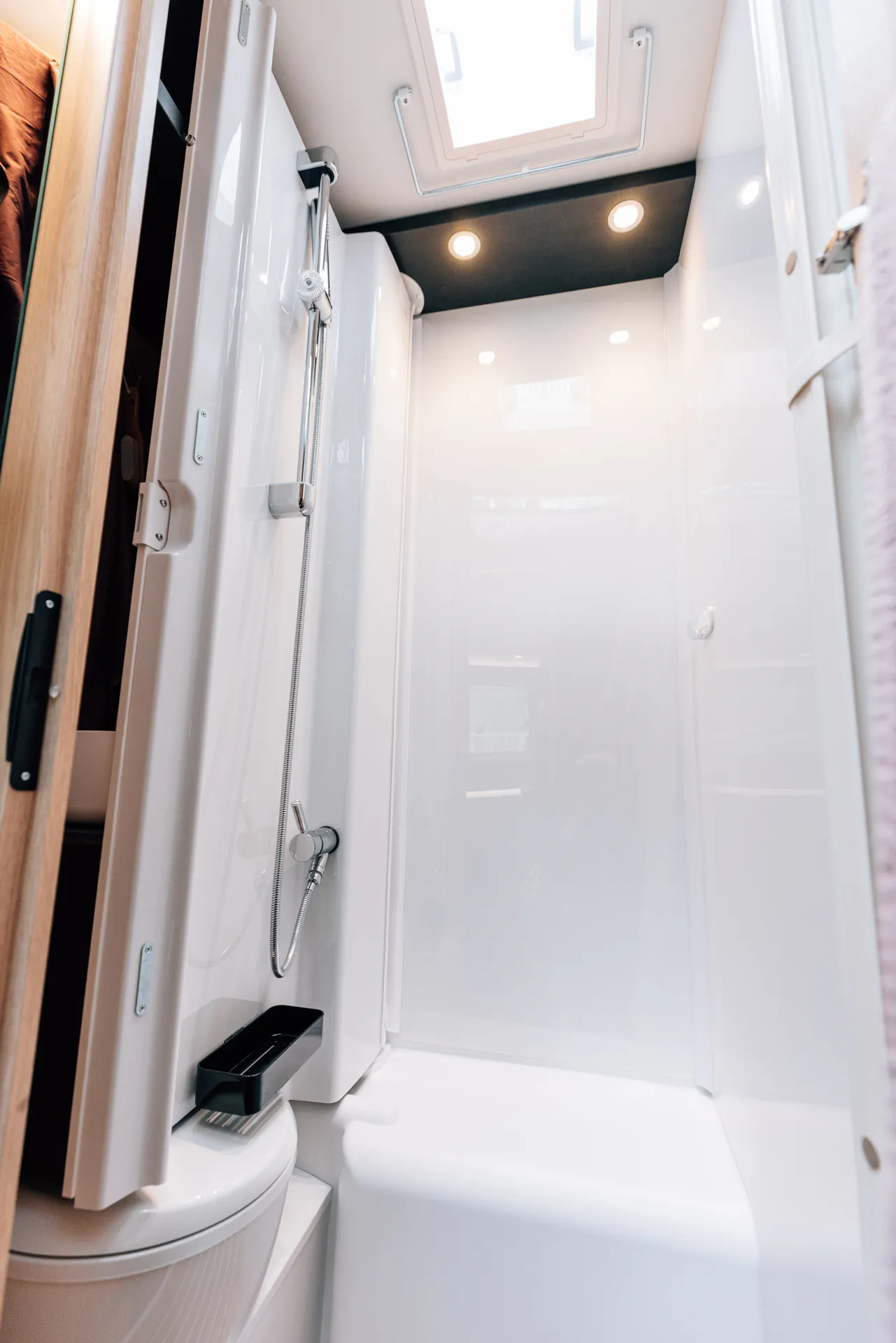 Duschbereich in einem teilintegrierten Adventure-Wohnmobil.