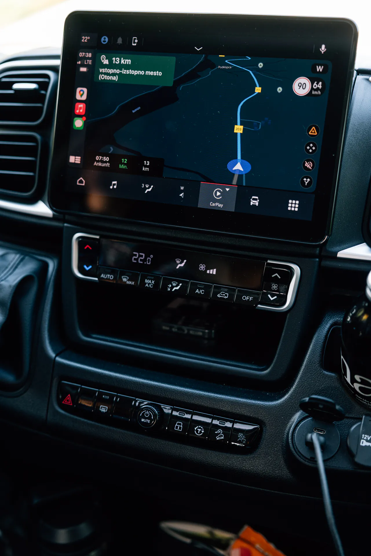 Navigationssystem in einem Fahrzeug zeigt eine Route an.