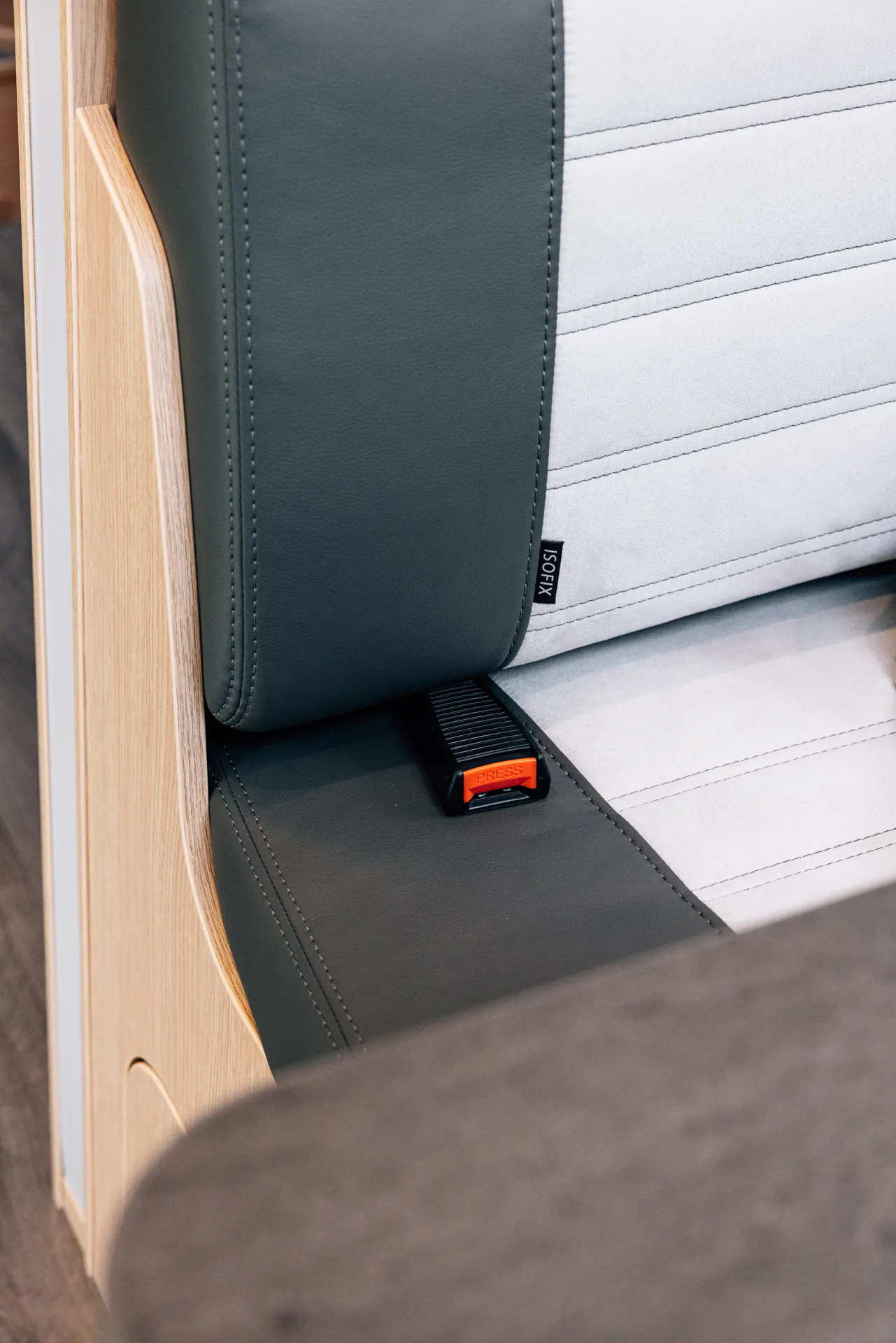 Sitzbank eines Teilintegrierten Wohnmobils mit ISOFIX-Halterung.
