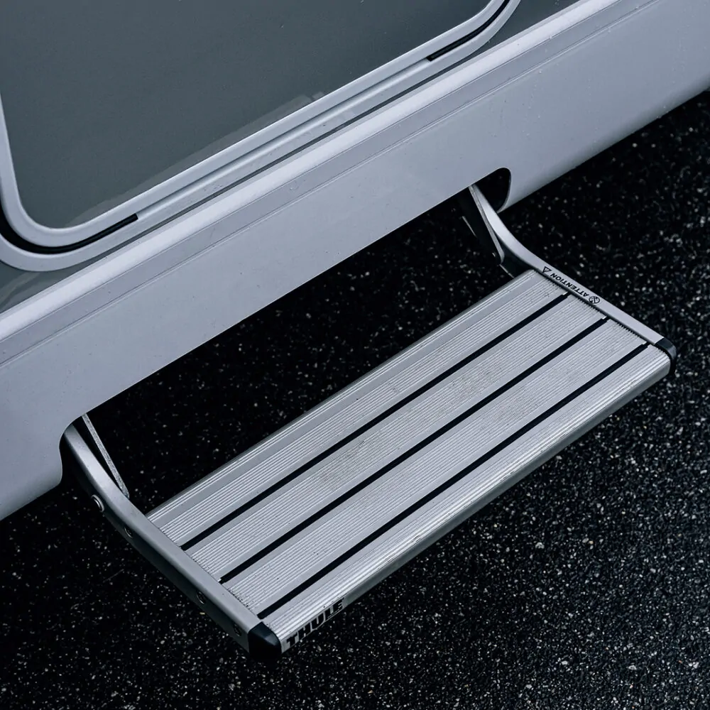 Ausziehbare Trittstufe an einem Wohnmobil.