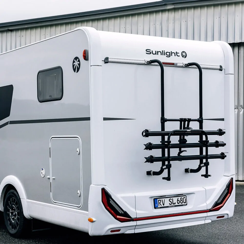 Teilintegriertes Wohnmobil von Sunlight mit Fahrradträger am Heck.