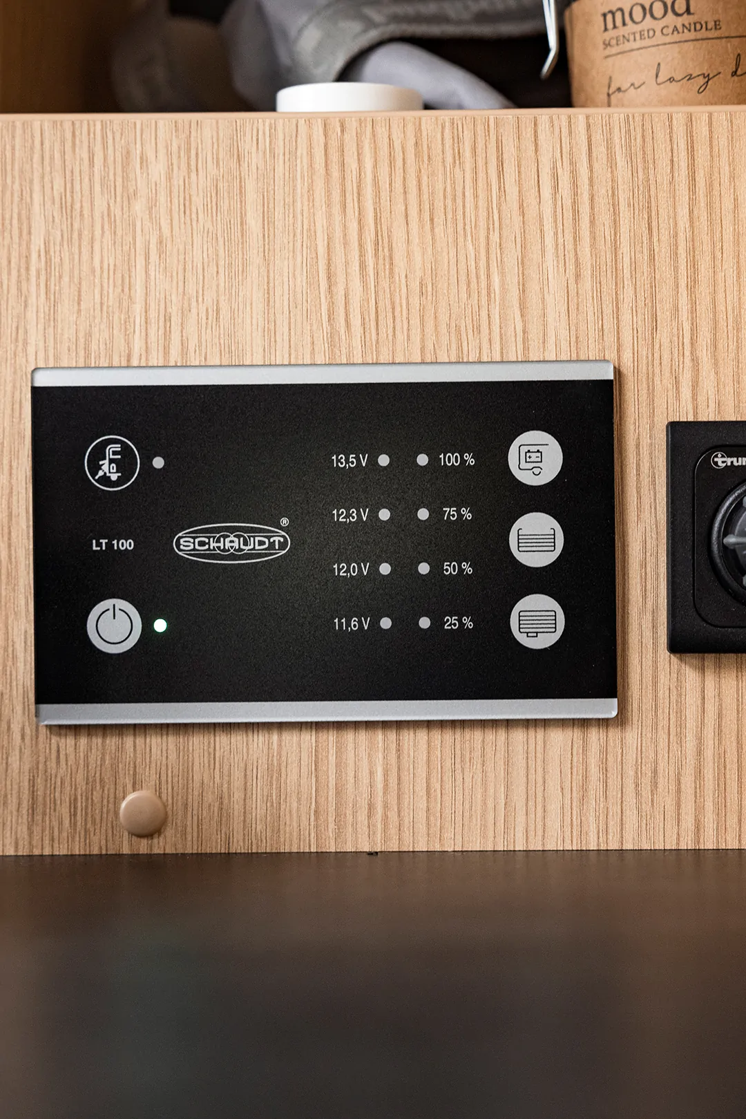 Bedienfeld eines Schaudt LT 100 in einem Camper.