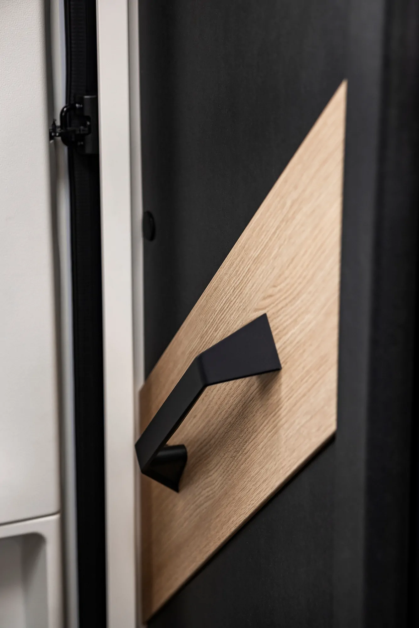 Türgriff in einem modernen Ford Adventure Wohnmobil.