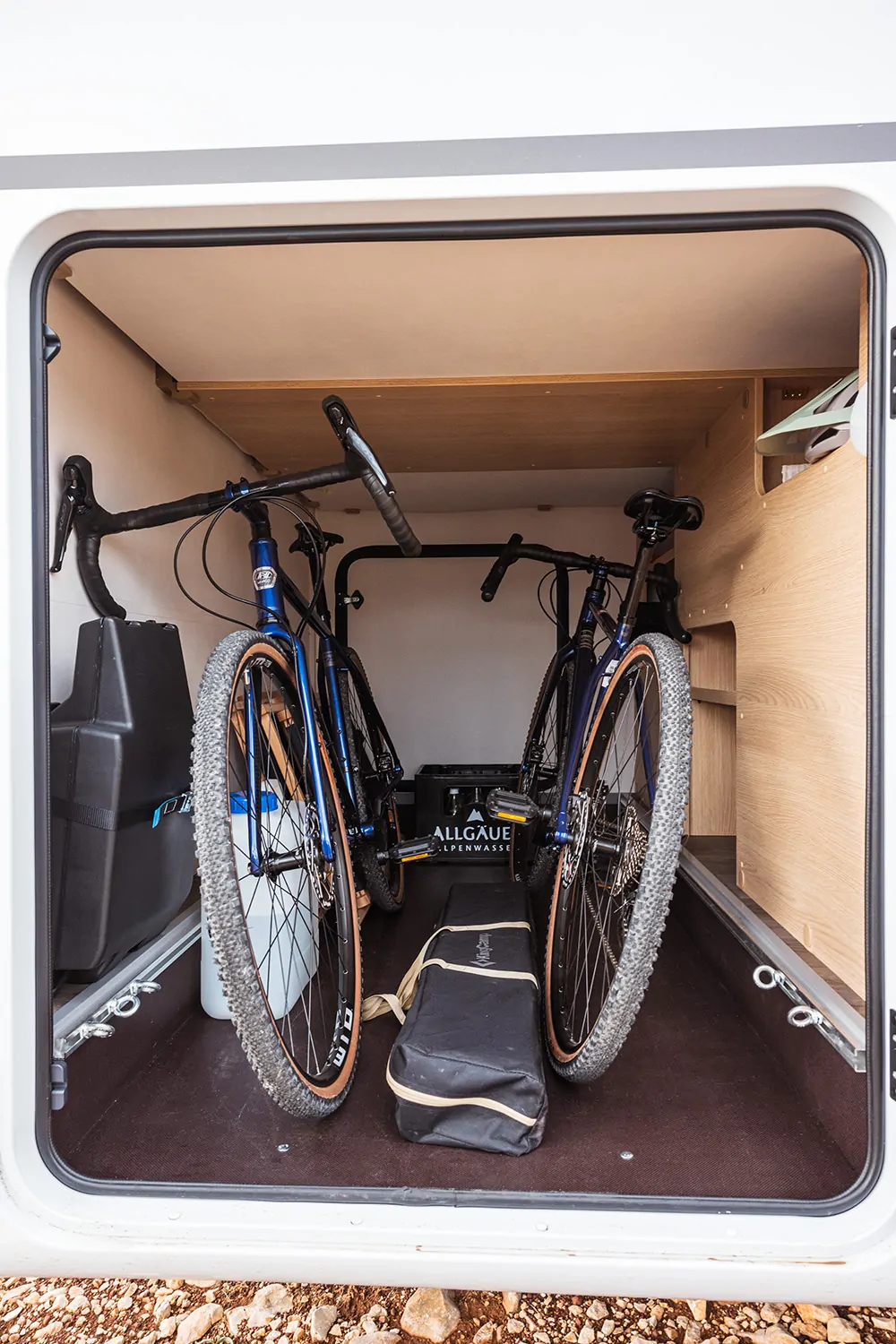 Zwei Fahrräder im Stauraum eines teilintegrierten Wohnmobils.