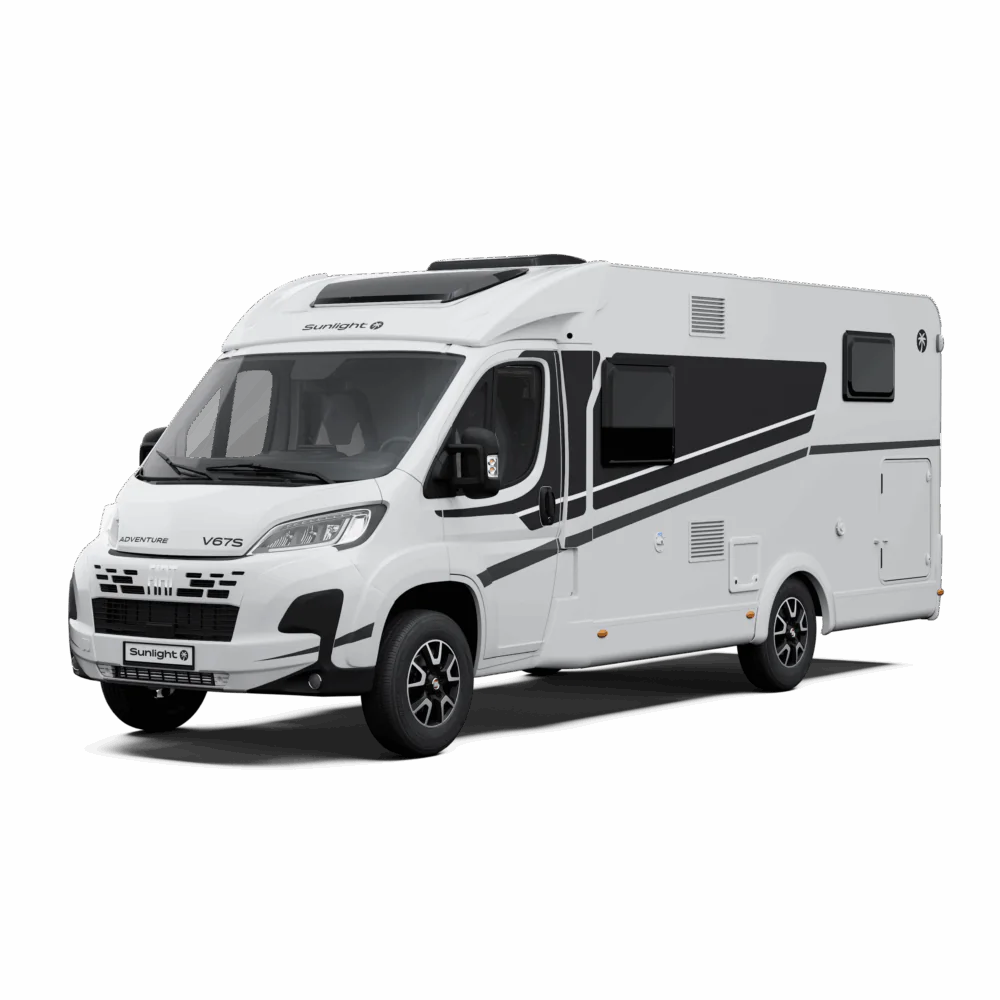 Ein weißer Sunlight Adventure V67S Wohnmobil auf schwarzem Hintergrund.