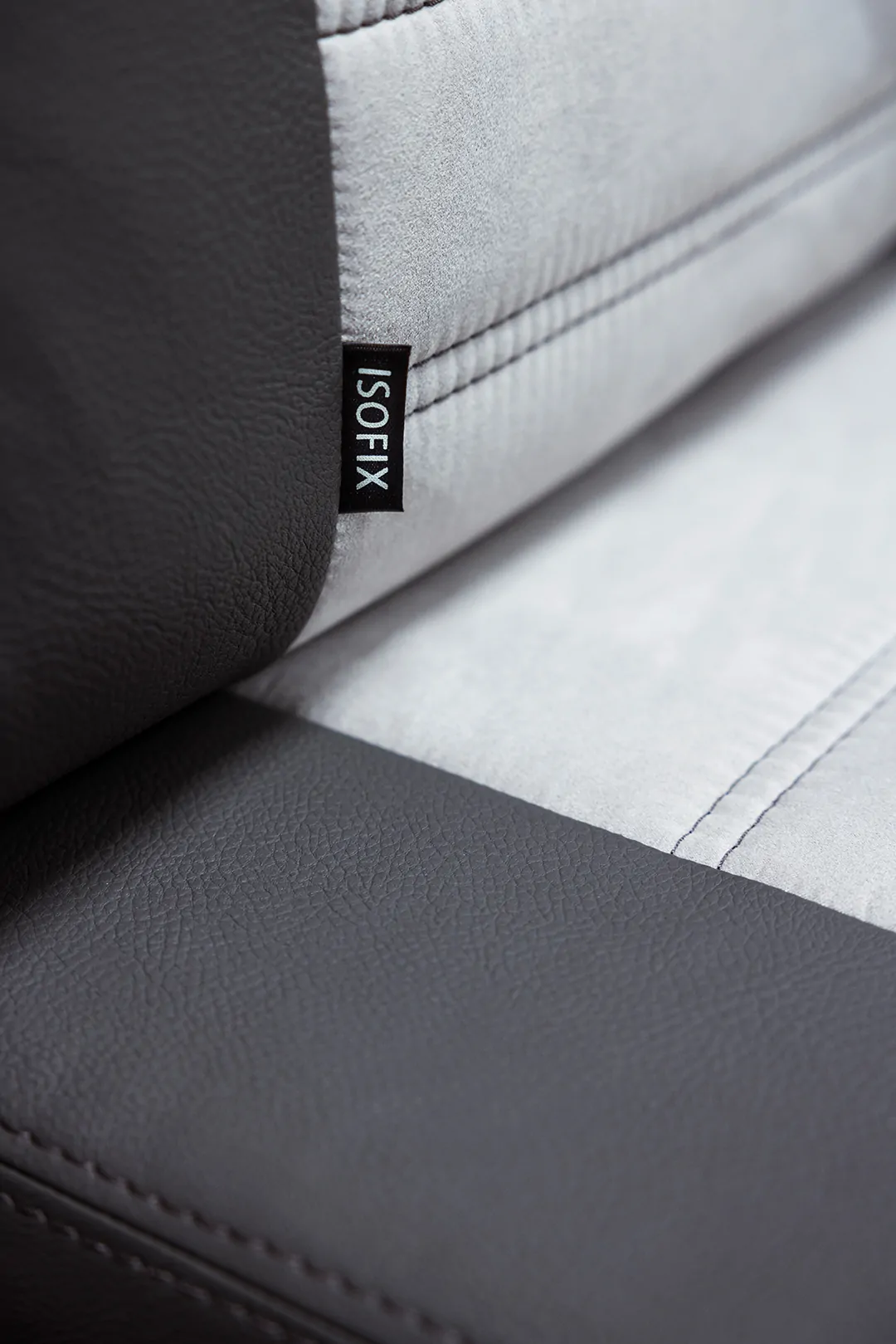 Nahaufnahme eines Sitzes mit ISOFIX-Label.