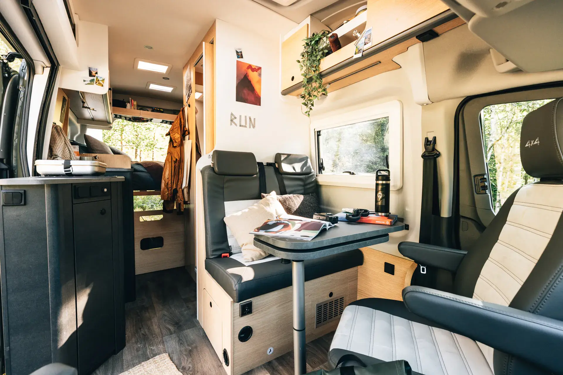 Innenraum eines Sunlight Greentrek Wohnmobils mit Sitzbereich und Tisch.
